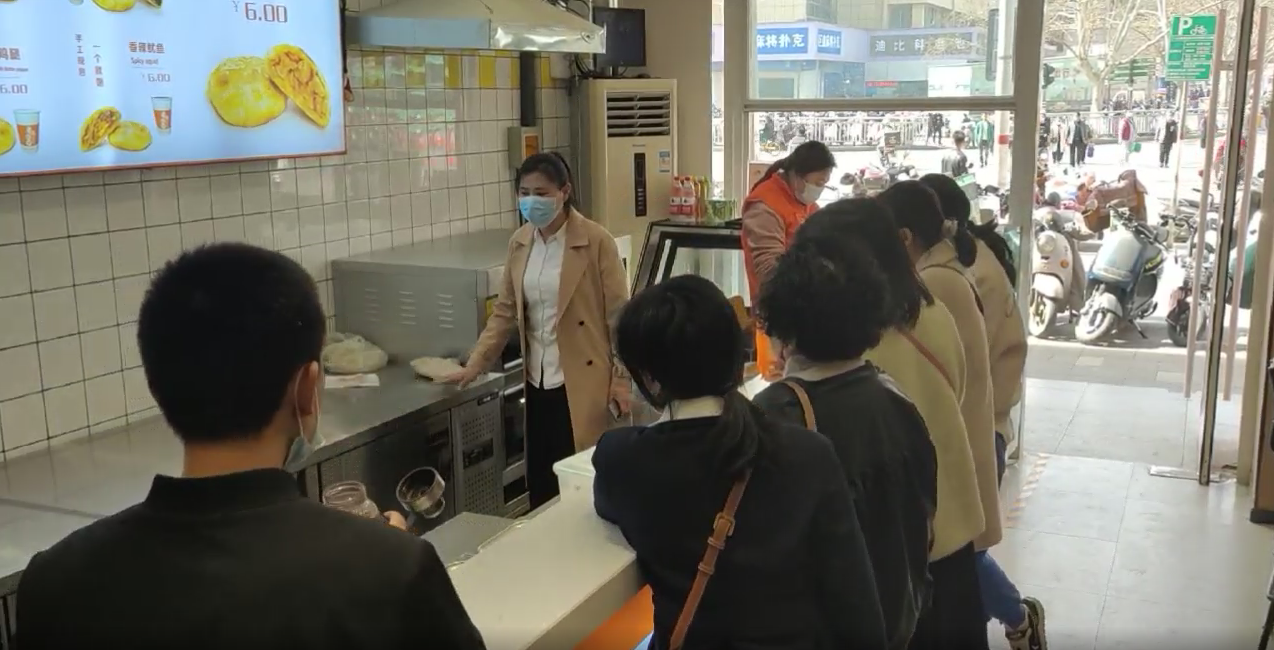 2022年3月8日，3批客戶同時(shí)在麥多餡餅直營(yíng)店看店試吃
