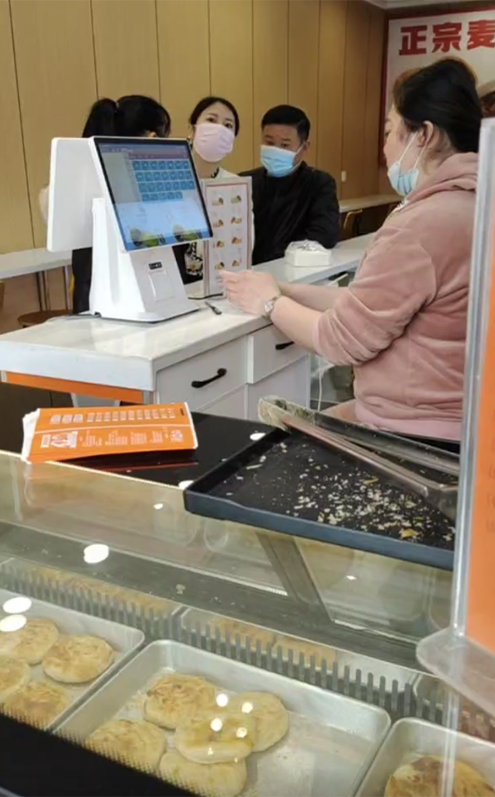 2022年3月6日，幾批客戶一起看店試吃中……