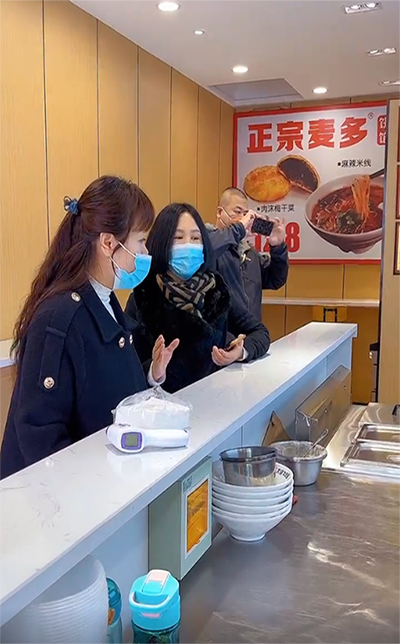 2022年3月6日，幾批客戶一起看店試吃中……(圖1)